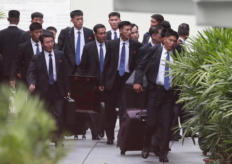 Σαν σε ταινία: Ένας μικρός… στρατός συνοδεύει τον Κιμ Γιονγκ Ουν στην Σιγκαπούρη! Βίντεο και εικόνες